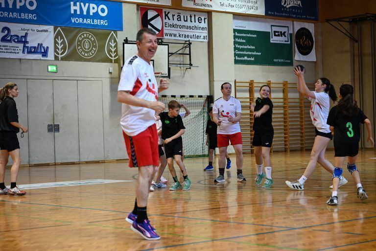 Ein Handballspiel, das verbindet: Beide Mannschaften gaben alles, um möglichst viele Tore zu erzielen.