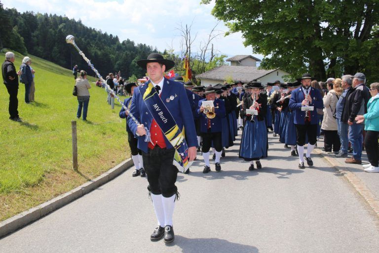 Viel Nostalgie zur Dienstfreistellung : Feuerwehrfest mit Oldtimertreffen in Buch (Bildergalerie)