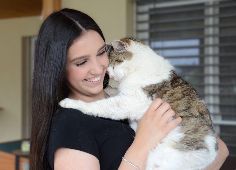 Jung, mutig, erfolgreich: Anna-Lena mit dem 18-jährigen Timmy: „Er ist der verschmusteste Kater der Welt.“ HRJ