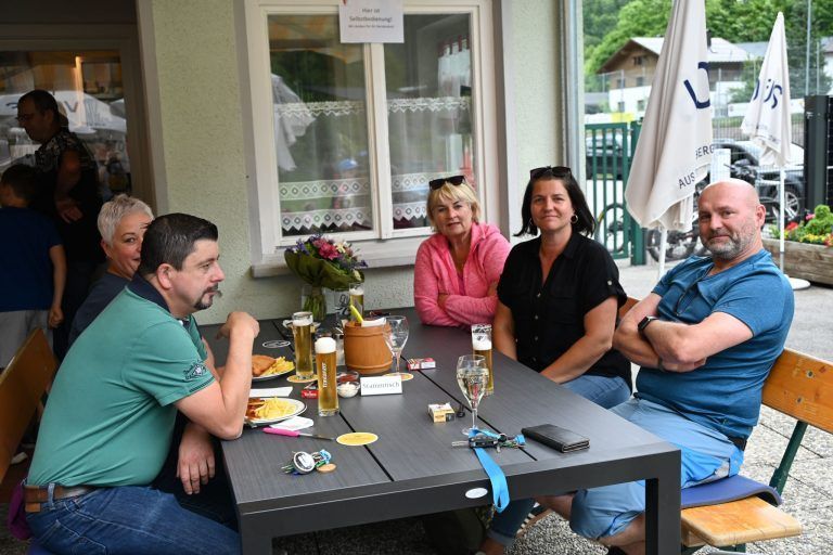 „Musikalischer Bademeister“: Auf der Terrasse wurde auf das neue Team angestoßen.