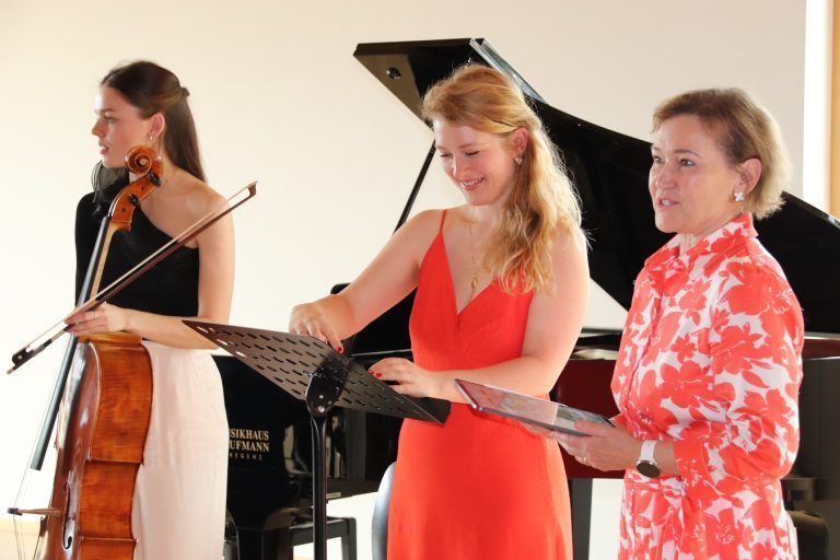 Klassik zur Kaffeestunde: Sängerin Zoe Chabert und Konzertorganisatorin Birgit Giselbrecht-Plankel. (Foto: NAM)