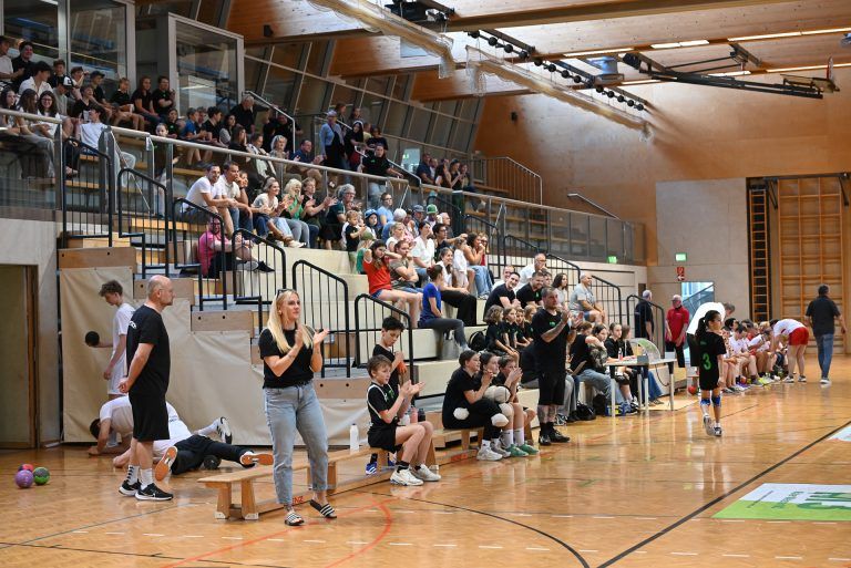 Ein Handballspiel, das verbindet: Die beiden Teams wurden von den Fans angefeuert.