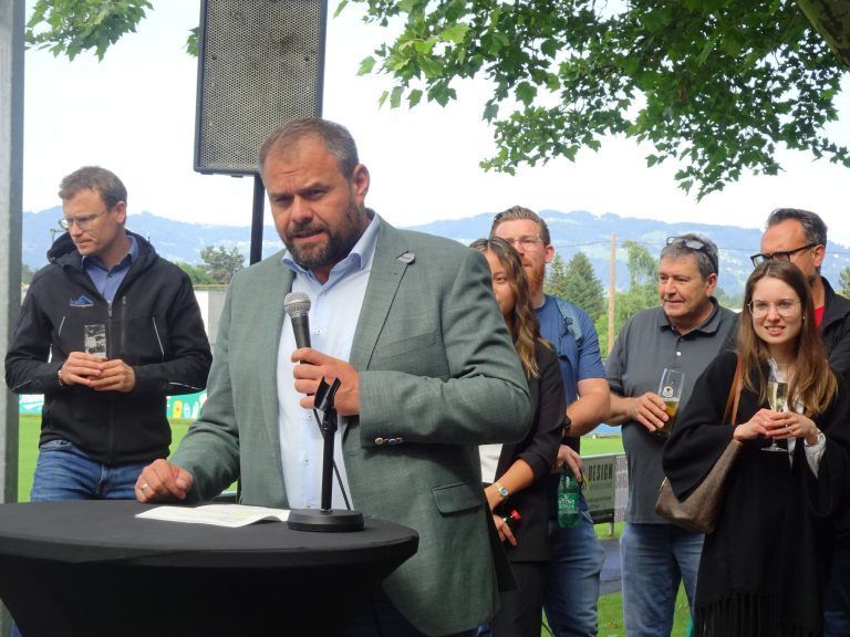 DSV feiert neue Kabinen : „Es freut mich sehr, dass wir mit diesem Neubau den aktiven Sportverein DSV und seine fünfzehn Mannschaften – darunter dreizehn Jugendmannschaften – mit zeitgemäßen Räumlichkeiten unterstützen können."
