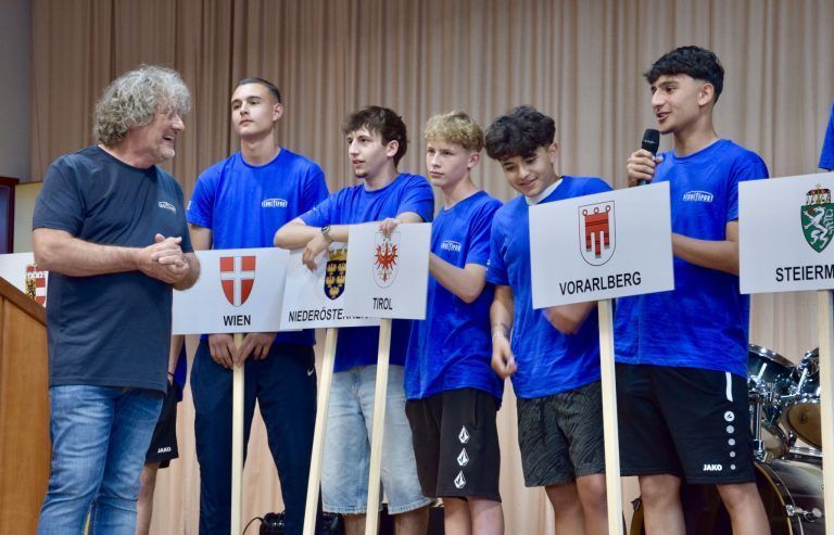 Ländle-Polykickern gelang Sensation: Spieler stellen im Gespräch mit Moderator Rainer Schallert die Mannschaft ihres Bundeslandes vor.