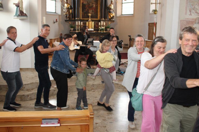 Da kummt die Sunn, i gfrei me . . .: Ein ungewohntes Bild in einer Kirche: Die Zuhörer marschieren zu den Klängen von Yellow Submarine in einer Art Polonaise zum gemütlichen Ausklang mit Getränken und Snacks.