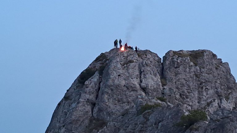 Sonnwendfeuer auf den Berggipfeln: Tradition in Flammen – Pünktlich um 21.30 Uhr lodern die Bergfeuer von Gurtisspitze bis Goppaschrofen.