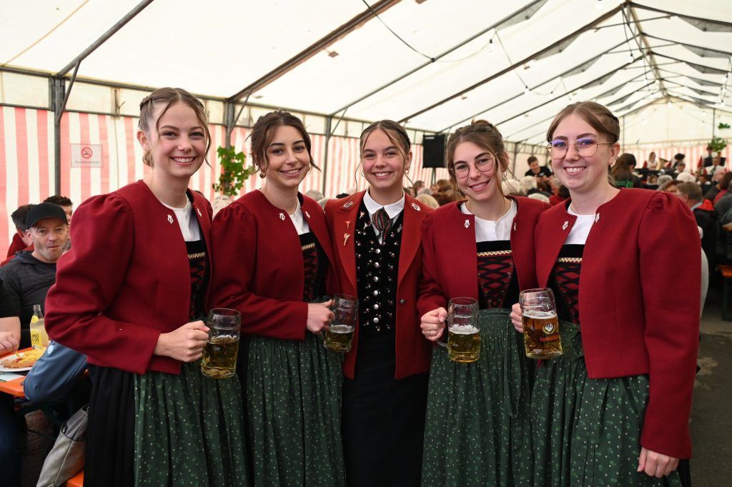 Die Jubiläumsfahne der Harmoniemusik Wald am Arlberg wurde präsentiert und gefeiert