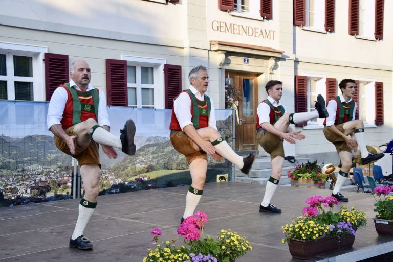 „Montafoner Abend“ feierte Saisonauftakt: Die Schrunser Schuhplattler ganz in ihrem Element.