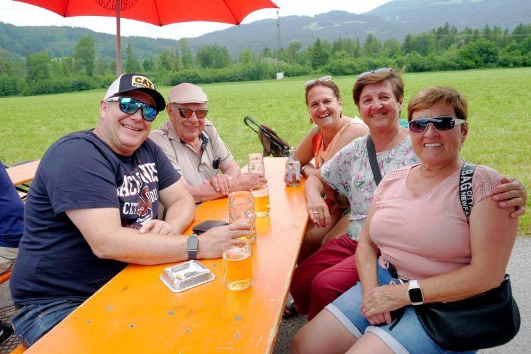 Sonniger Frühschoppen im Sonnenheim: Familie Malin und Freunde feierten den fröhlichen Frühschoppen.