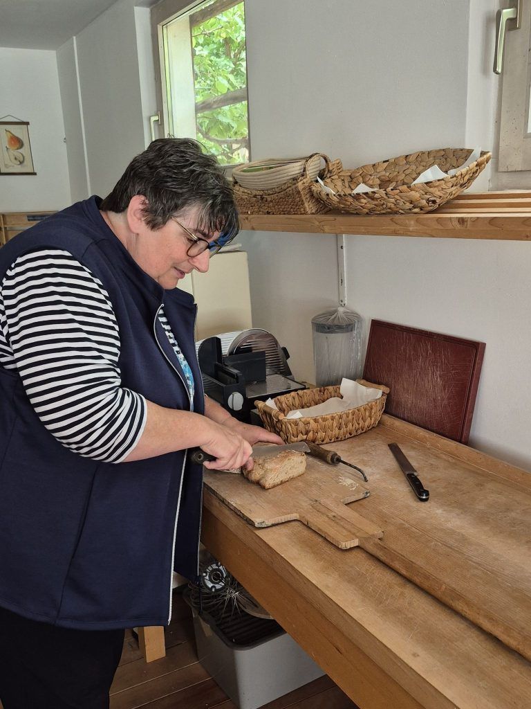 Ein starkes Duo der Brennerei-Kunst : Gaby ist die gute Seele im Familienbetrieb, kümmert sich um die Jausen und leitet auch selbst Verkostungen der edlen Tropfen.