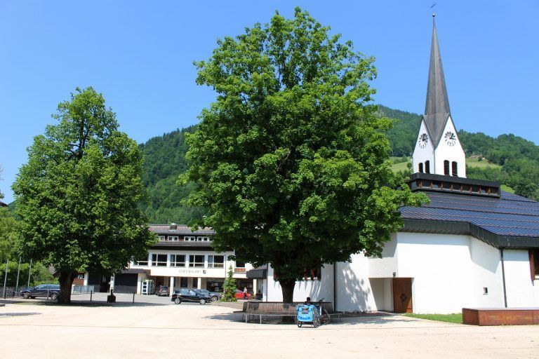 Mellauer Gemeindehaus nimmt Fahrt auf: Mit dem neuen Gemeindeamt wird die Mellauer Zentrumsgestaltung abgeschlossen. Begonnen hat diese schon vor mehr als 40 Jahren – 1980 bis 1982 wurde die Pfarrkirche abgerissen und neu gebaut, nur der Turm blieb damals erhalten.