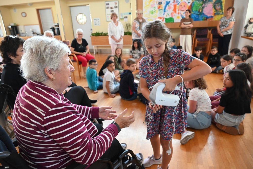 Kinder lernen Umgang mit Demenz