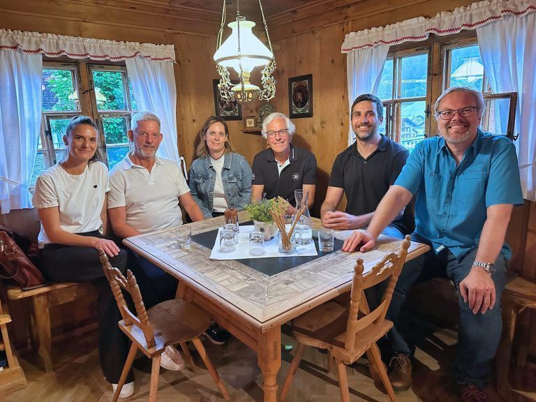 Von links: Birgit Caprano (Grafikerin), Thomas Hummler (DAV – Sektion Lindau e.V., 1. Vorstand), Ulli Triflinger-Frener (DAV – Sektion Lindau e.V., Leitung Geschäftsstelle), Projektinitiator Franz Haag, Christoph Walser und Andreas Brugger (beide Montafoner Museen). Foto: Montafoner Museen