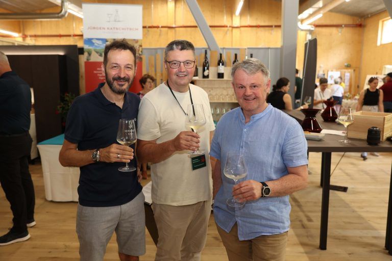 Im Großwalsertal geht es "rond": MArtin Konzett (Küchen", Otmar Ganahl (Teslab Hard- und Software), Sommelier Jürgen Katschitsch.