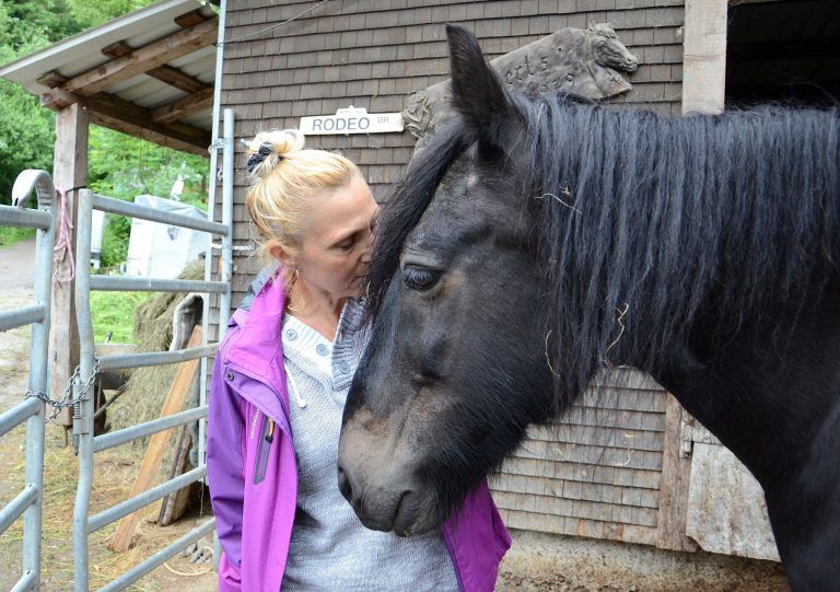 Eine Ranch als Ort der Heilung: Jeanettes Beziehung zu den Pferden ist von großer Nähe und Vertrauen geprägt. HRJ