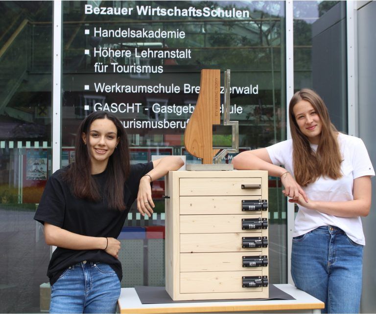 Bezauer Schule räumt weiter Preise ab: Nach der BTV-Trophy in Innsbruck gab es für Elena Manser aus Bezau und Katharina Heim aus Schnepfau für ihre Diplomarbeit „Cybersecurity“ auch den HAK-Award beim Landesfinale in Bludenz.