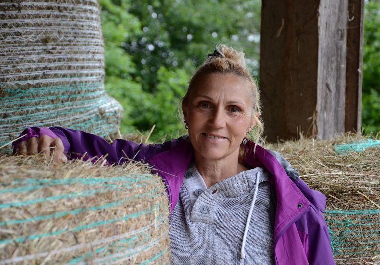 Jeanette Wohlgenannt lädt zum Gespräch in den Heustadel. Dort ist es gemütlich und trocken. HRJ