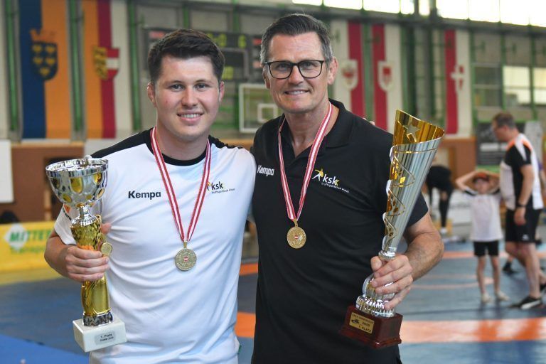 KSK Klaus gewinnt souverän den österreichischen Mannschaftsmeistertitel: Christian Hartmann (r.) freut sich über den Titelgewinn.