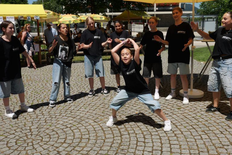 Vielfältiger Freiraum feierlich eröffnet : Hip Hop trotz brütender Hitze: Auch tänzerisch wurde viel geboten.