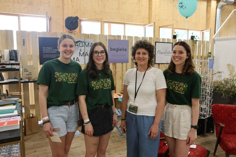 Riesen-Schaufenster für Betriebe und Musikanten: Musikantinnen Lea Nigsch (l), Selina Schwarzmann und Angelika Kaufmann mit Mediatorin und Prozessbegleiterin Eva-Maria Türtscher ("begleita").