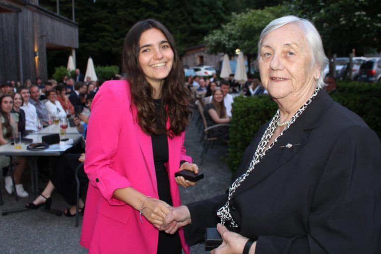 Weiße Fahne zum Goldenen Jubiläum: Von „Klassenoma Eschrich“ gab es für Maturantinnen und Maturanten zur Erinnerung einen speziellen Schlüsselanhänger.
