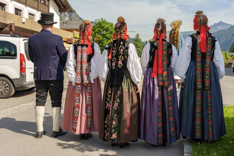 Ein stimmiges Miteinander bei der Fronleichnamsprozession in Vandans: Die TrachtenträgerInnen durften nicht fehlen