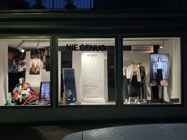 Bye Buy im Schaufenster: Drei Fenster – drei Blickwinkel auf den Umgang mit Mode und Trends.