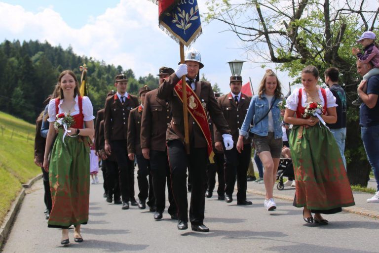 Viel Nostalgie zur Dienstfreistellung : Zahlreiche Feuerwehren wirkten beim Festumzug mit