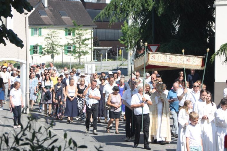 Fronleichnam in Rankweil: Musik, Blütenteppiche und Prozession: Kurz vor dem Aufgang zur Basilika.