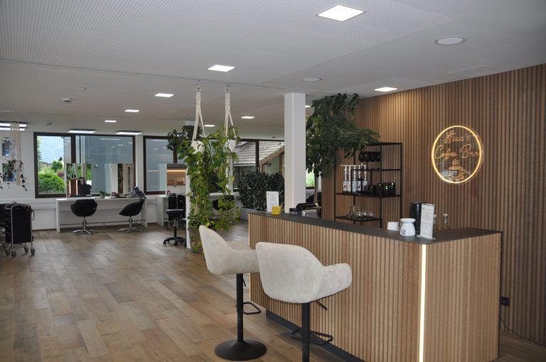 Von der Raiffeisenbank zum Frisörsalon: salon nina