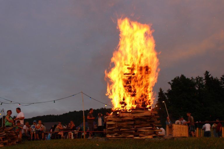 Am Krisabühel loderte das Sonnwendfeuer: Zum perfekten Ablauf der Sonnwendfeier trug auch die Windstille bei, das Feuer brannte wie im Bilderbuch, die Flammen loderten kerzengerade in den Nachthimmel.