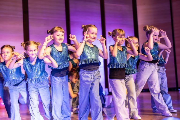 „Freuden, Tanz und kleine Wunder“: Besondere Lichteffekte machten die Tanzshow zum Erlebnis