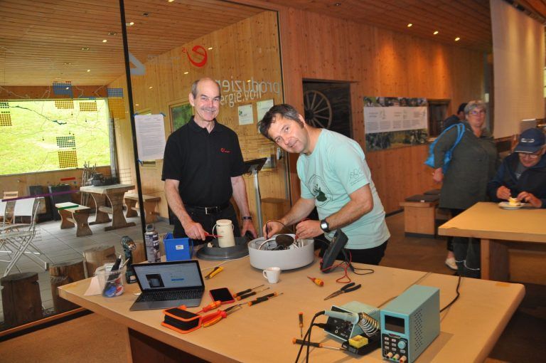 Albert Rinderer und Philipp Schneider beim Reparieren.