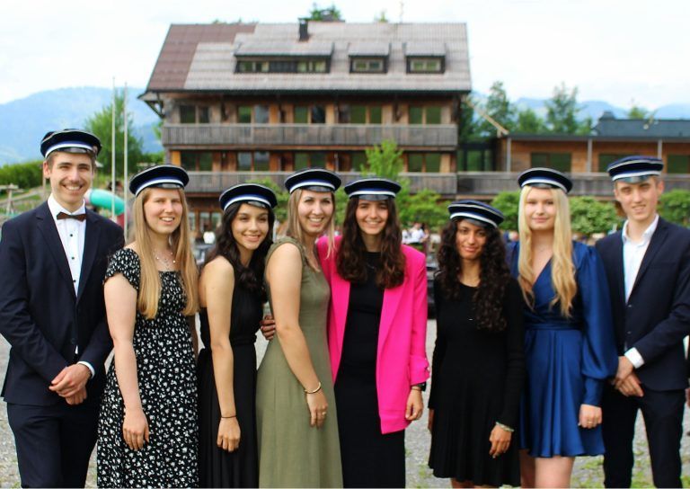 Weiße Fahne zum Goldenen Jubiläum: Bernhard Huber, Rosalie Eberle, Elena Manser, Dorothea Reischle, Emely Salzgeber, Lea Frahm, Daniela Huber und Elias Gmeiner (v. l.) schlossen die Matura mit ausgezeichnetem Erfolg ab.