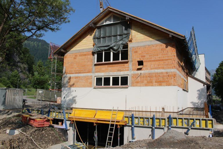Zubau und Update für Auer Vereinehaus: Die Arbeiten laufen nach Plan, aber es bleibt bis zur angestrebten Wiedereröffnung im Herbst noch einiges zu tun.