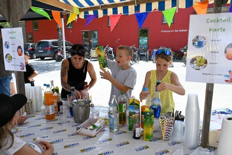 Schulgemeinschaft trotzte tropischer Hitze: Geschäftig ging es bei der Kindercocktailbar zu.