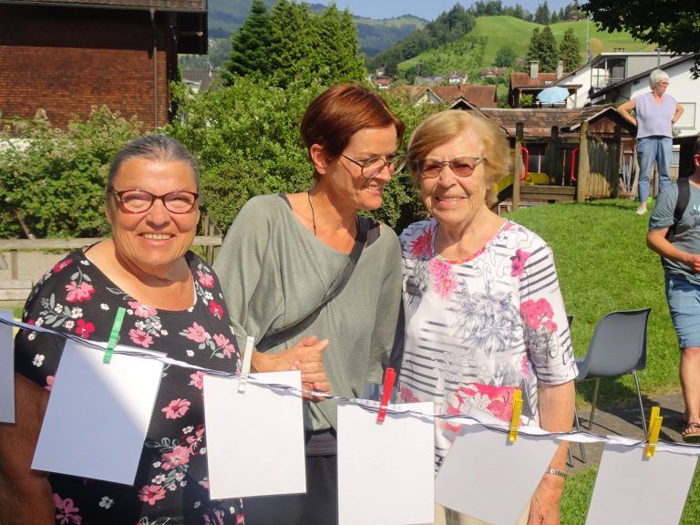 Ein Fest der Generationen : Seniorenbetreuerin Christine Mzik bestaunt mit Rosi und Ilse Fotos aus dem vergangenen Jahr.