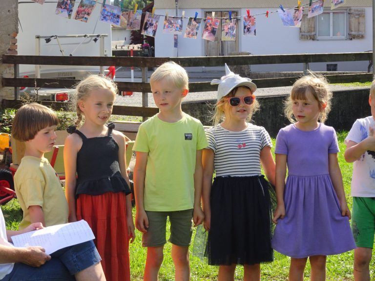 Ein Fest der Generationen : Mit voller Inbrunst sangen die Kinder die "Oldies", die bei ihrem Besuch viele Erinnerungen weckten.