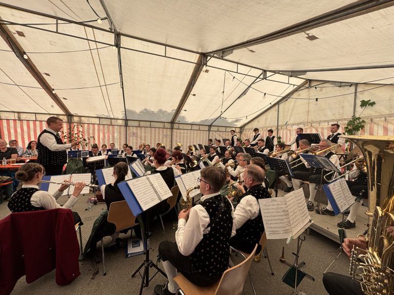 Waldner Dörflefest: Der Musikverein Braz heizte im Festzelt ordentlich ein.
