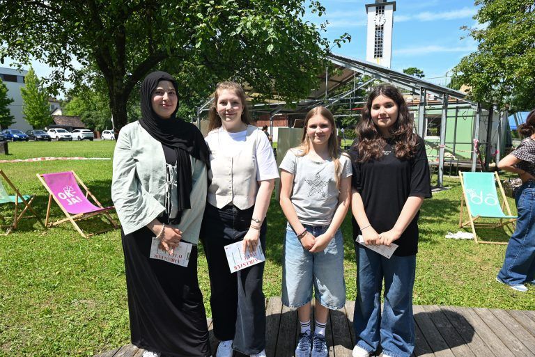 Ein neuer Treffpunkt für Lustenauer Jugendliche: Ferhan, Ecrin, Leni und Rosa freuen sich über den neuen Platz, den sie ab jetzt nutzen können.