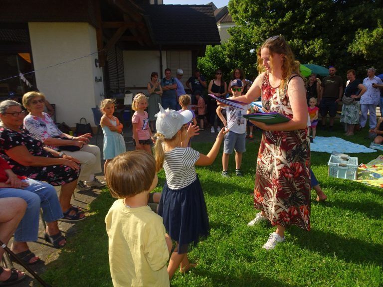 Ein Fest der Generationen : Verena Niedertscheider verteilte die Erinnerungsmappen an ein aufregendes Jahr.