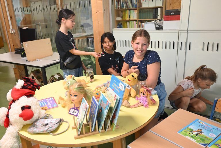 Handeln, feilschen und die Kassen füllen: Helena (rechts) freute sich über ihre Verkäufe.