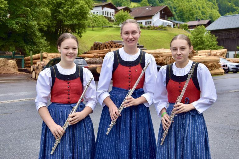 Segen für neue Silbertaler Einsatzfahrzeuge: Mitglieder der Bürgermusik Silbertal: Magdalena Müller, Laura Bitschnau und Laura Dona, v. l.
