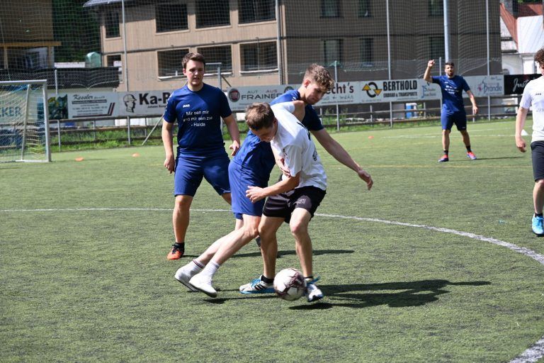 Heiße Duelle: Heiße Duelle beim Ortsvereineturnier des FC Klostertal.