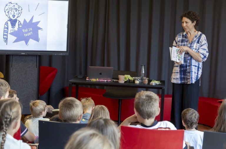 Großes Finale der Buch am Bach in der AK-Bibliothek in Feldkirch