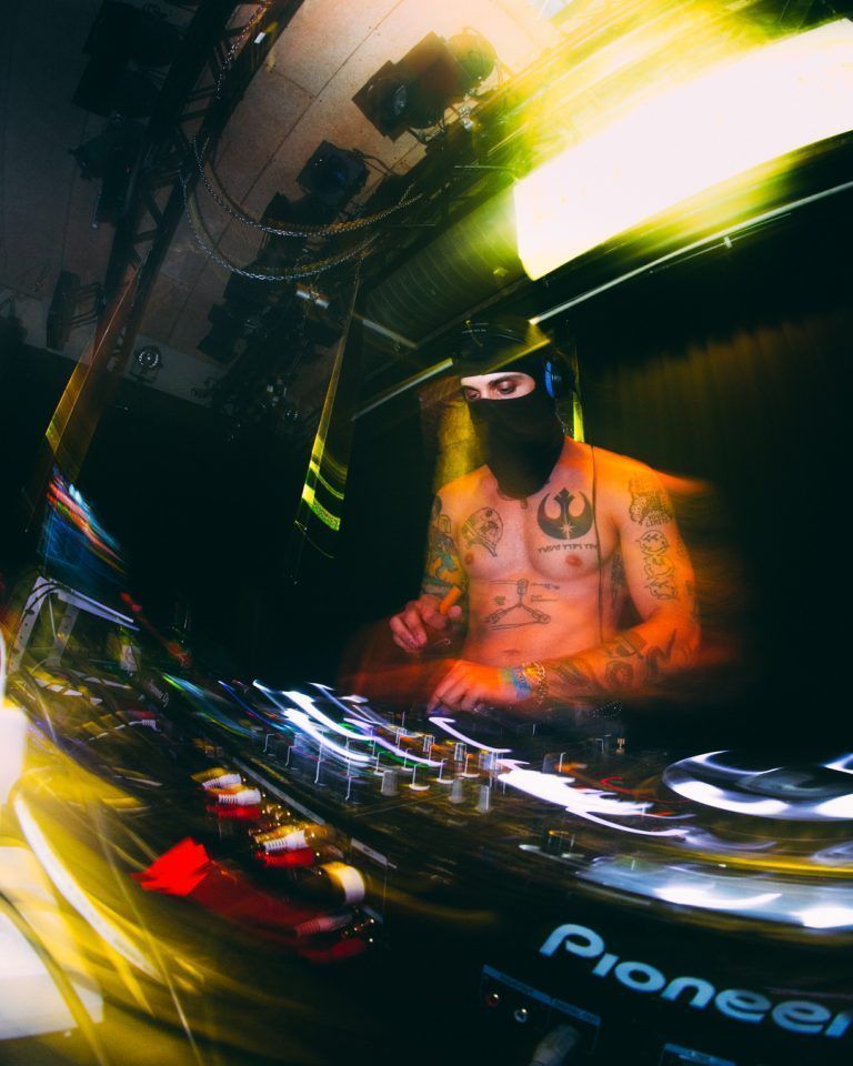 Frischer Wind in Vorarlbergs Clubszene: Als AVO2X steht Vögel heute selbst hinter dem DJ-Pult und gestaltet den Vibe ganzer Nächte. @Tobias Gayer