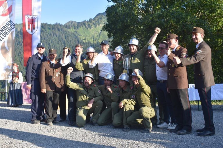 Laterns feiert Feuerwehrfest und spendet für kranke Kinder: FW Schnifis gewinnt die Feuerwehrpumpe.