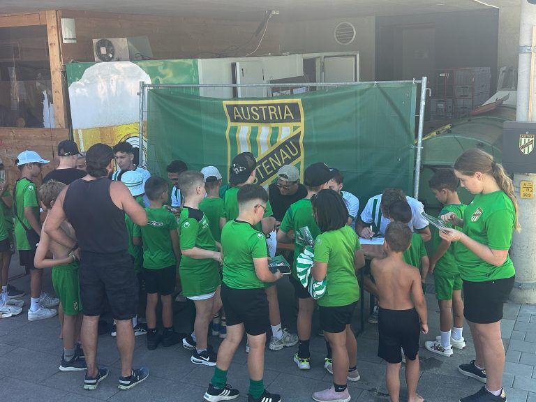 Nachwuchs feiert Saisonabschluss: Auch Spieler der Kampfmannschaft schauten vorbei und signierten Autogrammkarten. (Aberer)