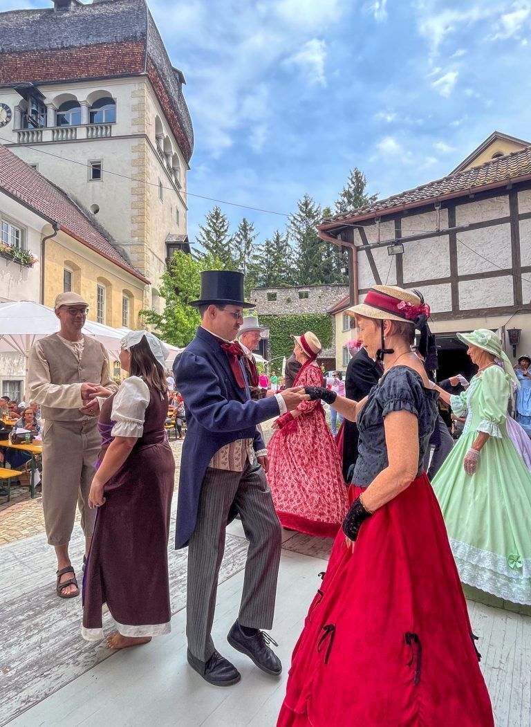 Brauchtum trifft auf Biedermeier-Romantik in der Oberstadt: Musik und Tanz unterm Martinsturm