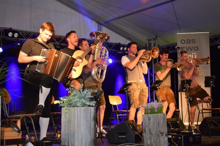 Lingenau war Hochburg der Blasmusik: Die Bradlberg Musig heizte die Stimmung im Festzelt an.